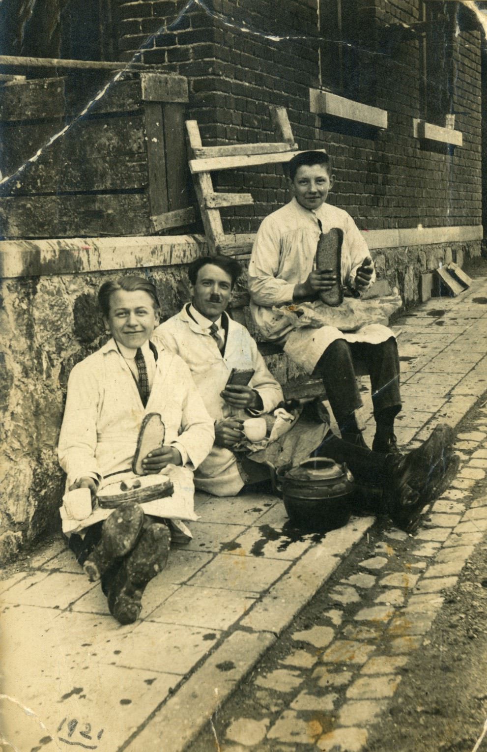Ernes Schilders anno 1921: op de voorgrond zit grootvader Ernes die in 1932 het bedrijf stichtte.